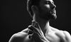 Männer Model sprüht Loremo Parfum